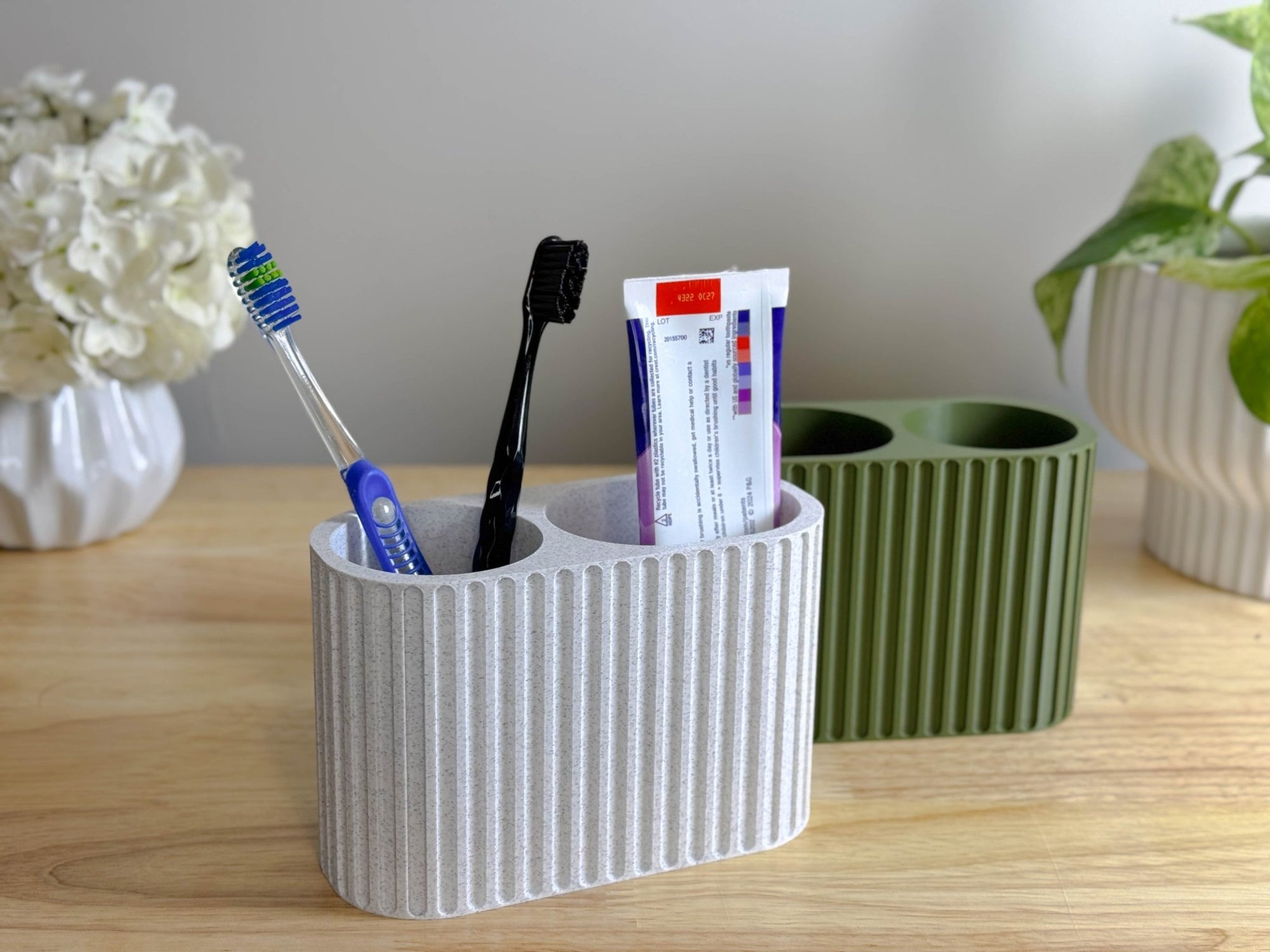 Close-up of the fluted texture on the MIDTWENTY toothbrush holder